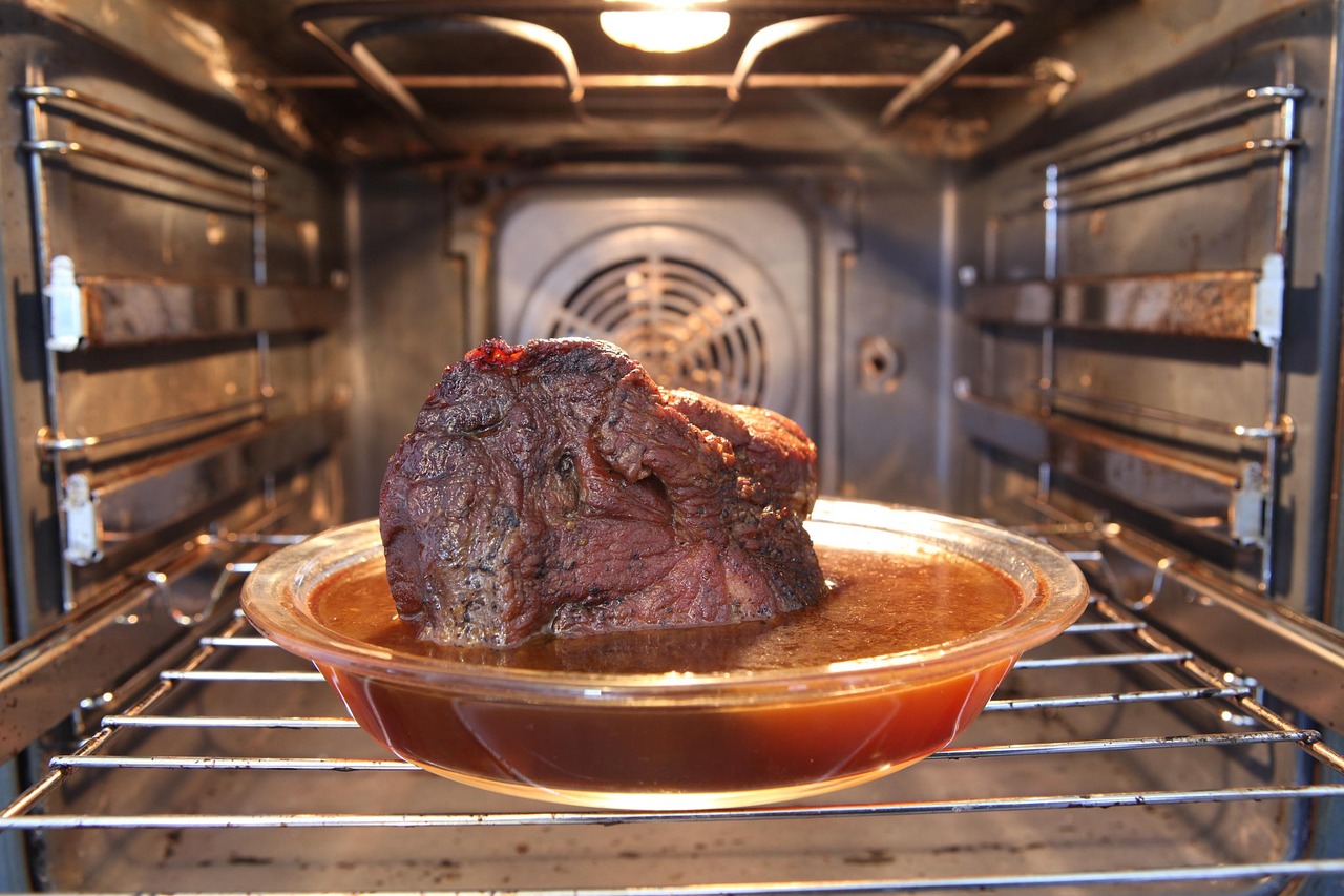 gambar bagian dalam oven dengan daging diatas wadah